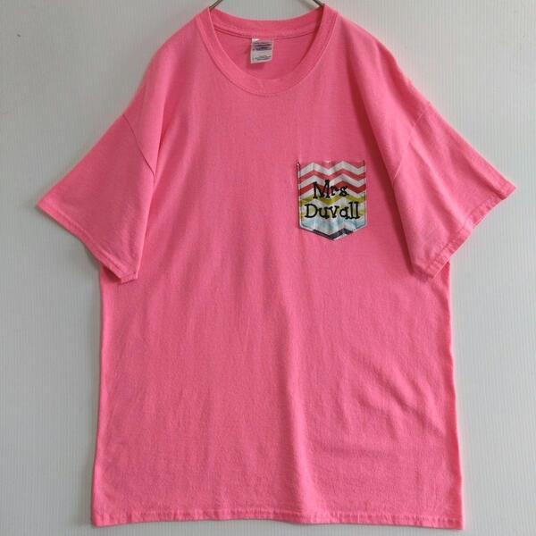 281 GILDAN 半袖Tシャツ L 桃色 刺繍ロゴ バックプリント US古着