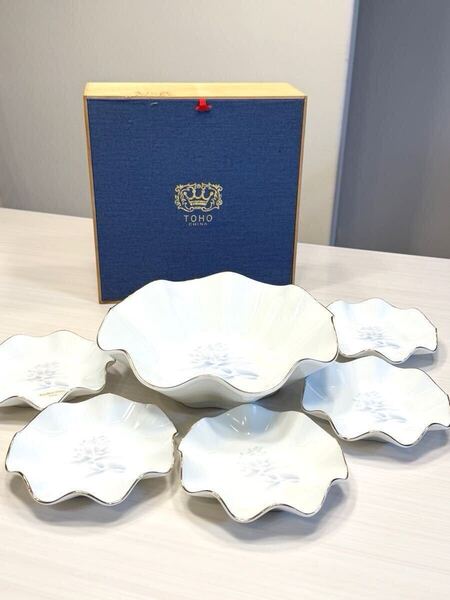 (送料無料)未使用保管品 TOHO CHINA ExcellentoWhiteパーティーセット☆サイズ 大皿 直径 約25㎝×高さ約8㎝、小皿 直径 約14.3㎝高さ3.3㎝
