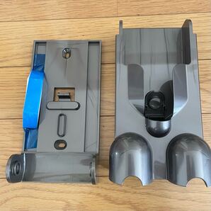 新品 純正★Dyson ダイソン 壁掛けブラケット 掃除機 スタンド 固定 サイクロン クリーナー グレー 付属品 ネジ SV18