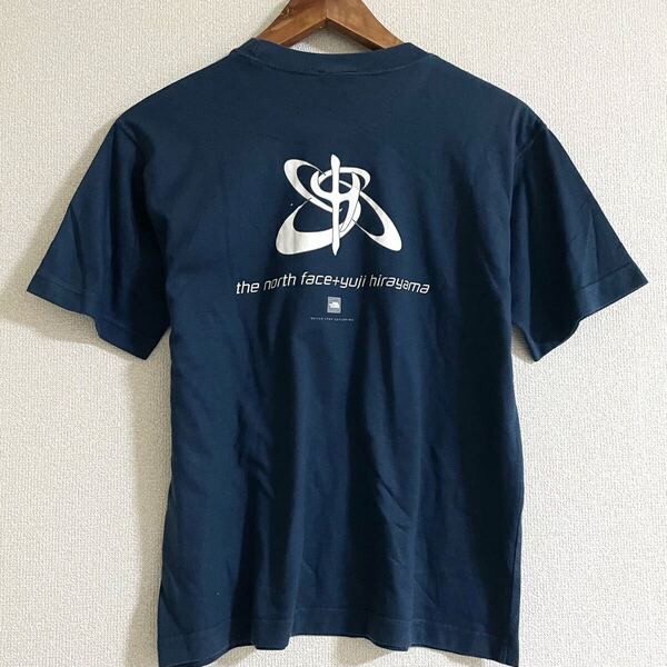 ノースフェイス×平山ユージ★コラボTシャツ 半袖 ネイビー 古着 S 登山 アウトドア キャンプ ゴールドウィン メンズ ロゴ アメリカ