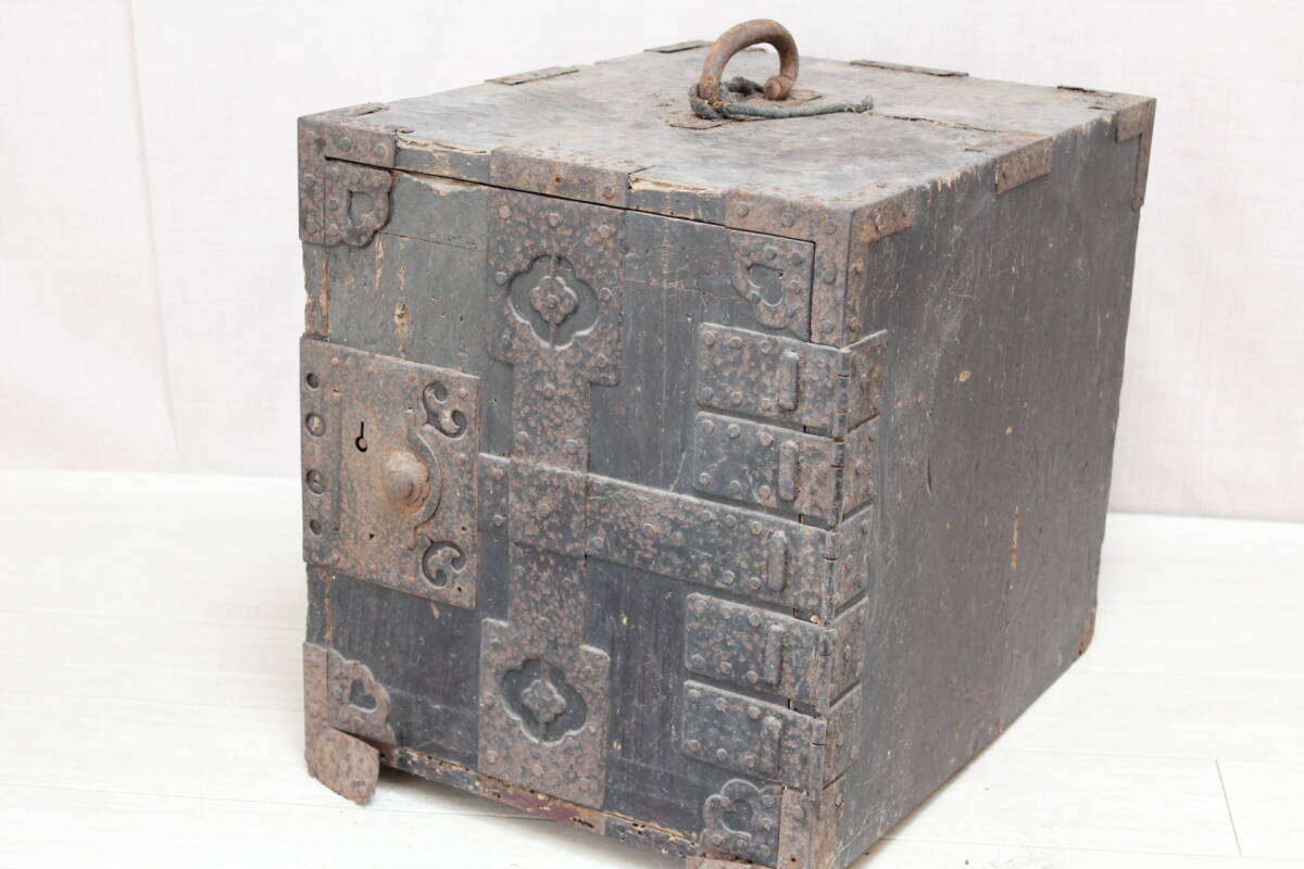 骨董品 船箪笥 時代箪笥 木製 鉄金具 鍵付 アンティーク 小引出(5ヶ所) Yahoo!オークション -「船金庫」の落札相場・落札価格