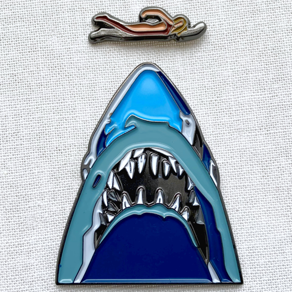 ジョーズと女性 2個セット JAWS サメ 人喰い鮫◆ピンバッジ ピンズ バッチ ブローチ◆映画 名作 パニック ホラー