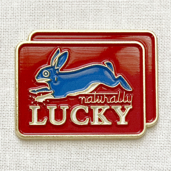 ラッキーラビット 生まれながらに幸運 naturally LUCKY ウサギ◆ピンバッジ ピンズ バッチ ブローチ◆青い兎 動物 お守り 縁起物