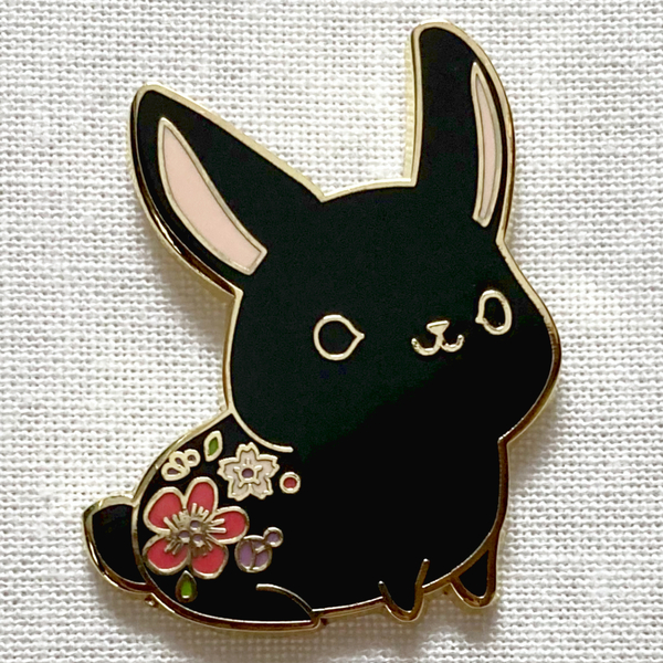 かわいい黒兎 花柄のウサギ 梅と桜 和風◆ピンバッジ ピンズ バッチ ブローチ◆日本 和柄 動物 神獣 縁起物