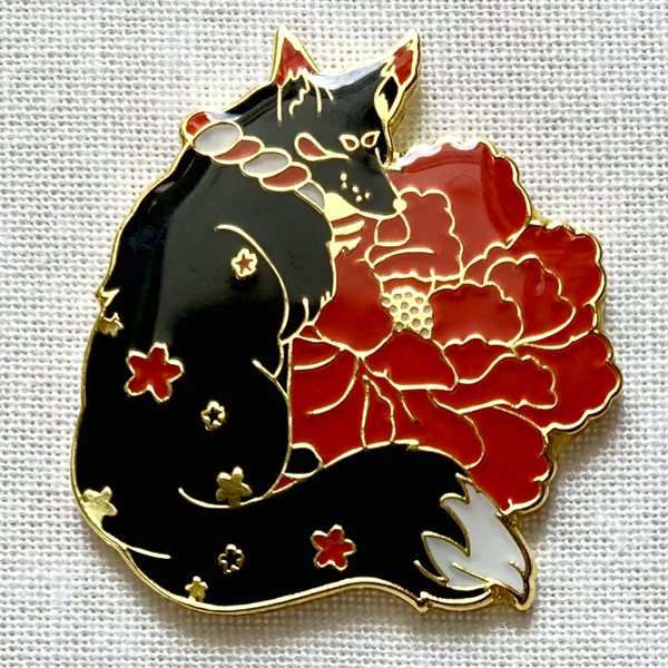 黒い狐と花 キツネと牡丹 妖狐 霊獣 和風◆ピンバッジ ピンズ バッチ ブローチ◆日本 動物 神獣 魔物 縁起物