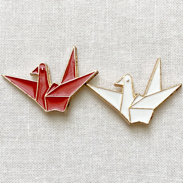 紅白の折り鶴 2個セット 折り紙 赤&白ペア ツル◆ピンバッジ ピンズ バッチ ブローチ◆鳥 日本 和風 オリガミ 縁起物