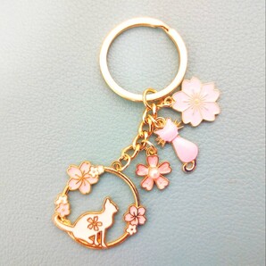 【新品未使用】キーホルダー 猫と桜のイメージ
