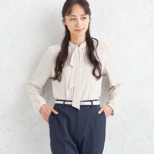 AOKI LES MUES Femme 青木 レミュー パールボタン付き 棒タイ 長袖ブラウス ベージュ (Lサイズ)