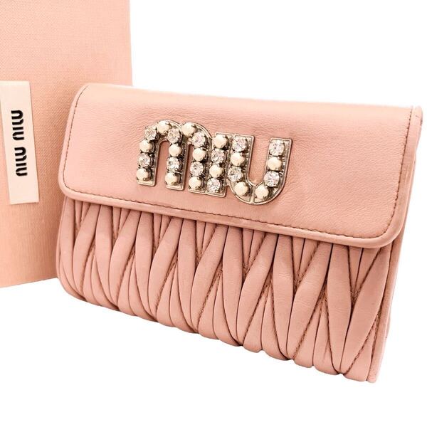ミュウミュウ MIUMIU 三つ折り財布 マテラッセ ビジュー クリスタル シルバー金具 ロゴ ピンク 桃 レザー 本革 シープスキン キルティング