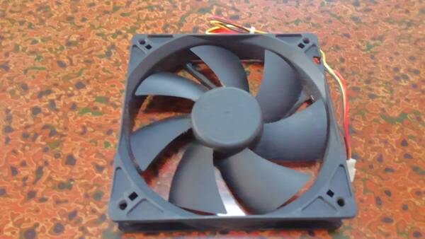 ケースファン 12cm DC12V 0.18A 3pin