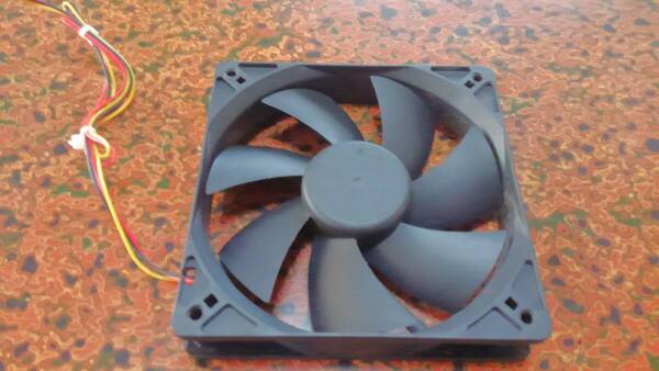 ケースファン 12cm DC12V 0.18A 3pin