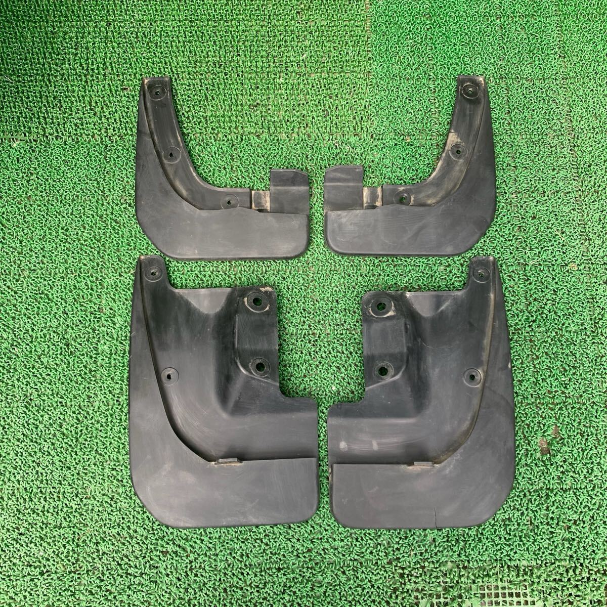 前期 デリカ D5 D-5 純正 マッドガード マッドフラップ 泥除け 中古 デリカ D5 マッドガード マッドフラップ 泥除け 1台分 フロント