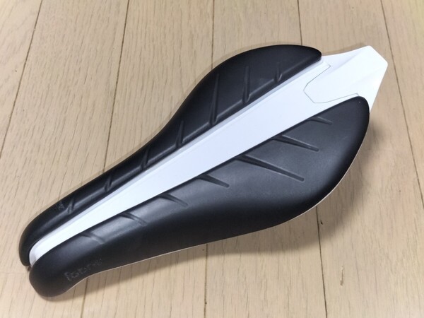 fabric Tri Elite Flat トライアスロンサドル