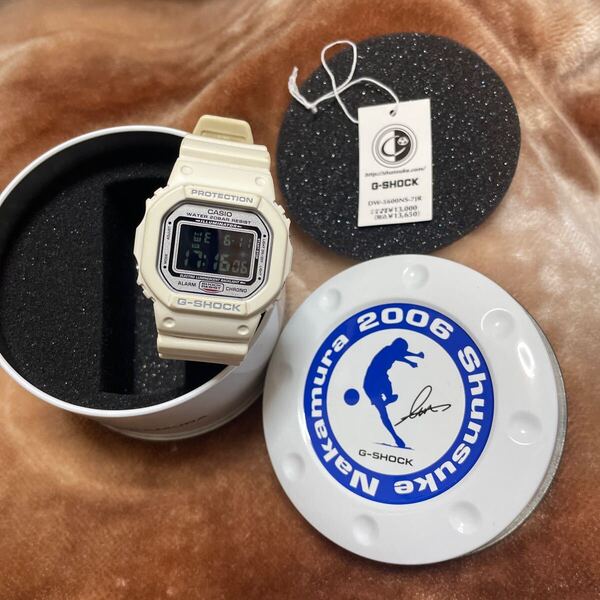 送料無料 DW-5600NS-7JR 中村俊輔 × G-SHOCK コラボ 専用缶 プライスタグ 付き 裏蓋サイン刻印 シリアルナンバー 廃版 カシオ