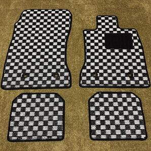 ■送料無料■スバル BRZ ZD8 後期 AT用 チェックホワイト 白黒 フロアマット カーマット 日本産 新品 ドリフト(年式:R3年8月~現行)