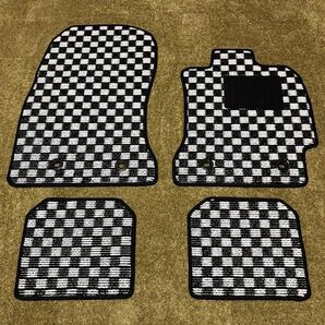 ■送料無料■トヨタ 86 ZN6 ハチロク 前期 チェックホワイト 白黒 フロアマット 日本産 新品 ドリフト(年式:H24年4月~R3年8月)