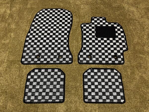 ■送料無料■トヨタ 86 ZN6 ハチロク 前期 チェックホワイト 白黒 フロアマット 日本産 新品 ドリフト(年式:H24年4月~R3年8月)