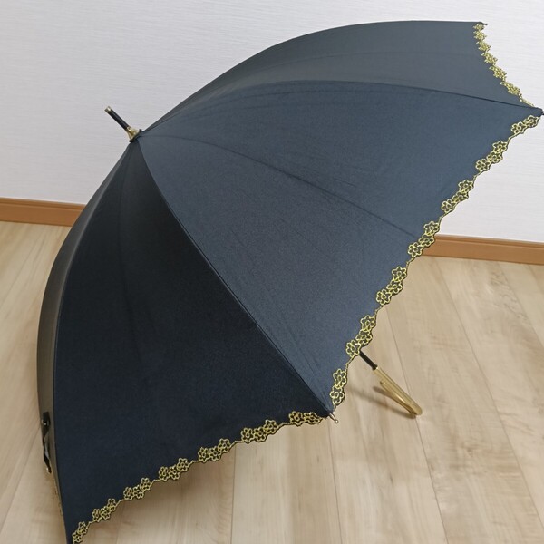 送料無料★wpc晴雨兼用長傘★ おしゃれ 日傘 雨傘 黒 花柄刺繍 晴雨兼用 全長68.5 直径87 重さ258グラム