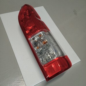 【美品】【送料無料】 トヨタ 200系ハイエース純正後期テールランプ 右側 KOITO 26-140