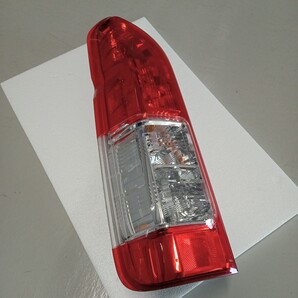 【美品】【送料無料】 トヨタ 200系ハイエース純正後期テールランプ 左側 KOITO 26-140