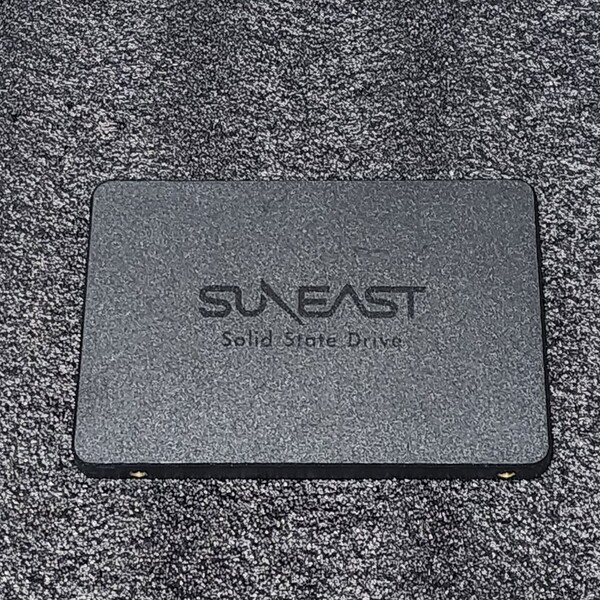 SUNEAST SE900(SE90025ST-02TB) 2048GB/2TB SATA SSD 正常品 2.5インチ内蔵SSD フォーマット済 PCパーツ 動作確認済 2000GB