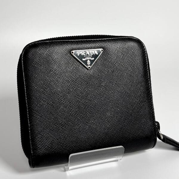 PRADA プラダ 二つ折り財布 サフィアーノ レザー 三角ロゴ プレート ブラック 本革 メンズ レディース ユニセックス コンパクト ウォレット