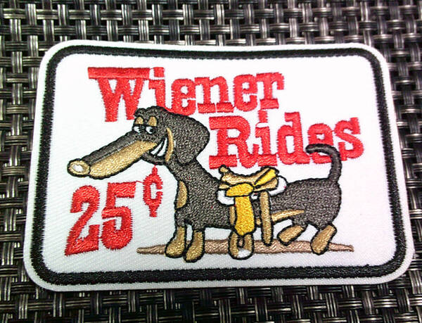 《白赤字WR25胴長犬》新品Wiener Rides 25 Cents ダックスフント 刺繍ワッペン(パッチ)◎アメリカ トラック トラッカー 大型 輸送車