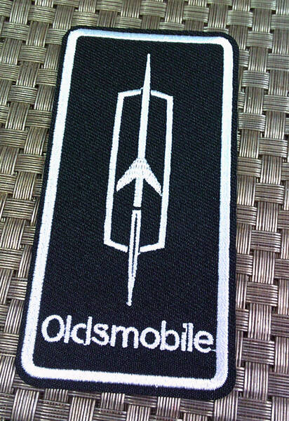 《縦長黒白om車》角丸長方形《車魂》新品オールズモビル Oldsmobile アメリカ 刺繍ワッペン(パッチ)◆自動車 レトロ■ ◇サバゲー