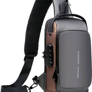 ショルダーバッグ ボディバッグ スポーツバッグ 斜めがけバッグ 肩掛けバッグ メンズ 人気 盗難防止 USBポート 軽量 (グレー/ブラウン)