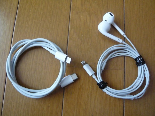 Apple純正 iPhone付属品「EarPods(Lightningコネクタ) A1748」+「USB-C - Lightningケーブル(1m)」