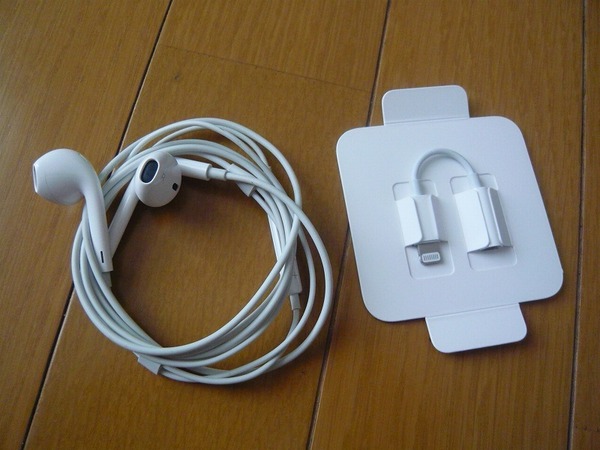 「Apple 純正 イヤホン EarPods (3.5mm ヘッドフォンプラグ)」 + 「Apple純正 Lightning - 3.5 mm ヘッドフォンジャックアダプタ」
