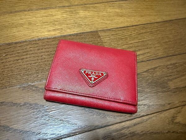 プラダ PRADA 財布 三つ折り 小銭入れ コインケース カード 札入れ サイフ さいふ 三角プレート 赤 レッド