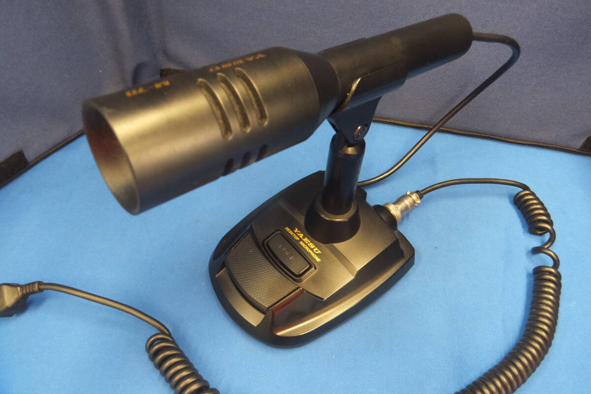 ヤエス M-70 YAESU M-70 Yaesu desktop microphone attached to FTDX10 for