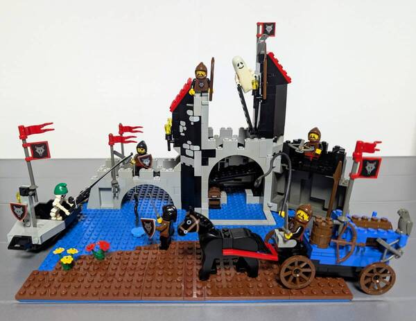 レゴ LEGO 6038 ウルフ盗ぞく団の荷馬車 + 6075 ウルフ盗賊団の隠れ家 + ボート Wolfpack Tower 旗 盾 ミニフィグ