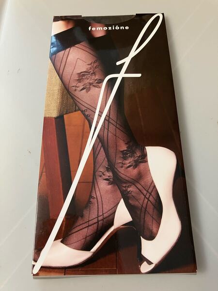 【送料無料】 fukuske 福助婦人 femozione ハイソックス丈 ウナローザ ブラック 黒 high socks 柄 デザイン 花 ショート ストッキング