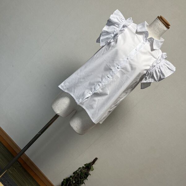 7-7新品 tocco closet トッコ クローゼットショルダーギャザーフリルレースノースリーブコットンブラウス オフホワイトシャツ 9号 M