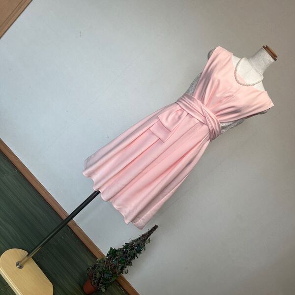 6-7新品 vino stella フォーマルワンピース 袖なしノースリーブレースドレープリボンパーティドレス ピンク9号M結婚式二次会25,300円