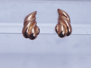 TRIFARI トリファリ ゴールドカラー イヤリング アクセサリー☆重さ:4.7g