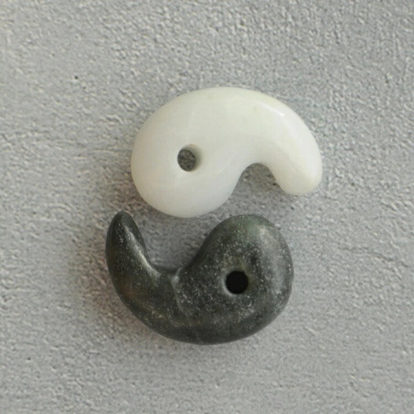 糸魚川翡翠 勾玉 18mm 白黒セット 勾玉 糸魚川産 ひすい 天然石 パワーストーン お守り 魔除け 3638 【純国産糸魚川ヒスイ専門店】