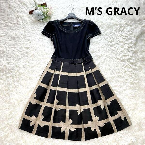 近年モデル M’S GRACY エムズグレイシー ワンピース 38 M 黒 ブラック リボン ゴールド 半袖 Aライン 美シルエット 現行 カタログ掲載
