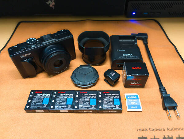 【超美品・豪華セット・レア部品多数】SIGMA DP2 フォビオン名機 ファインダー フード オートレンズキャップ 純正電池4個 SDカード付き