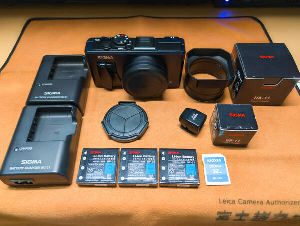 【超美品・コレクション・レア部品多数】SIGMA DP1s フォビオン名機 ファインダー フード オートレンズキャップ 純正電池3個 SDカード付き
