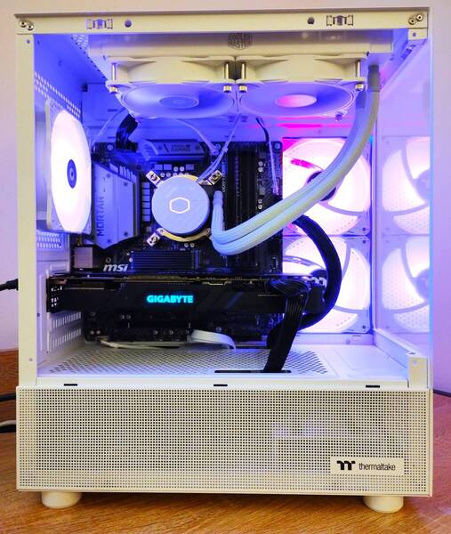ゲーミングPC/Core i7 9700K/RTX2070/メモリ16G/SSD NVMe 1TB/モンハンワイルズ快適/水冷/Office搭載/送料無料