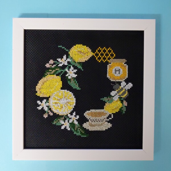 クロスステッチ刺繍完成品(レモン&ティーセット)の完成品です。 ハンドメイド・ 額入り