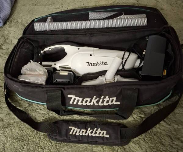 マキタ充電クリーナ CL182FD 18V バッテリー6.0Ah(新品)2個付、充電器DC18RC付、ソフト専用ケース付き、送料無料
