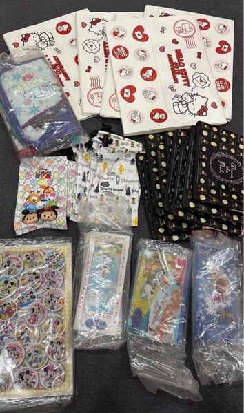 管理NO 0601 ディズニーやキティちゃんなどのキャラクターグッズまとめ売り