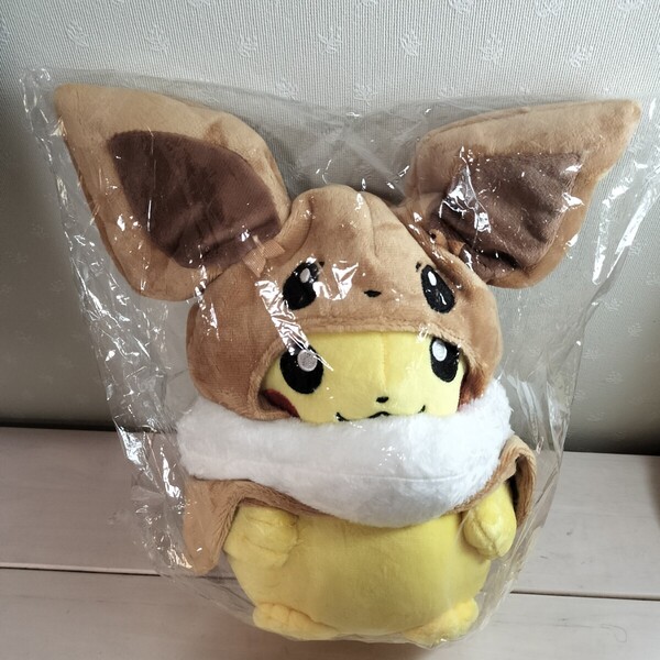 【未開封品】イーブイ の ポンチョ を着た ピカチュウ ぬいぐるみ(全高約25センチ)【送料無料・即決】