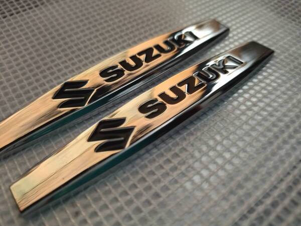 【ゆうパケット送料込】SUZUKI エンブレムプレート 縦2cm×横10cm×厚5mm 2枚組 ① スズキ 鈴木