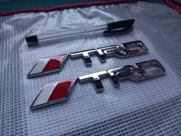 【ゆうパケット送料込】【2個セット】TRD 3Dエンブレム(両面テープ) メッキシルバー ラージサイズ 金属製