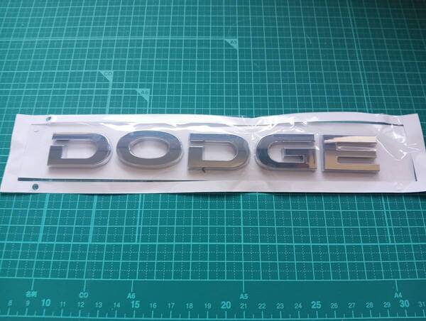 【ゆうパケット送料込】DODGE(ダッジ) 3Dエンブレム メッキシルバー 横21cm×縦2.4cm×厚さ4mm ①